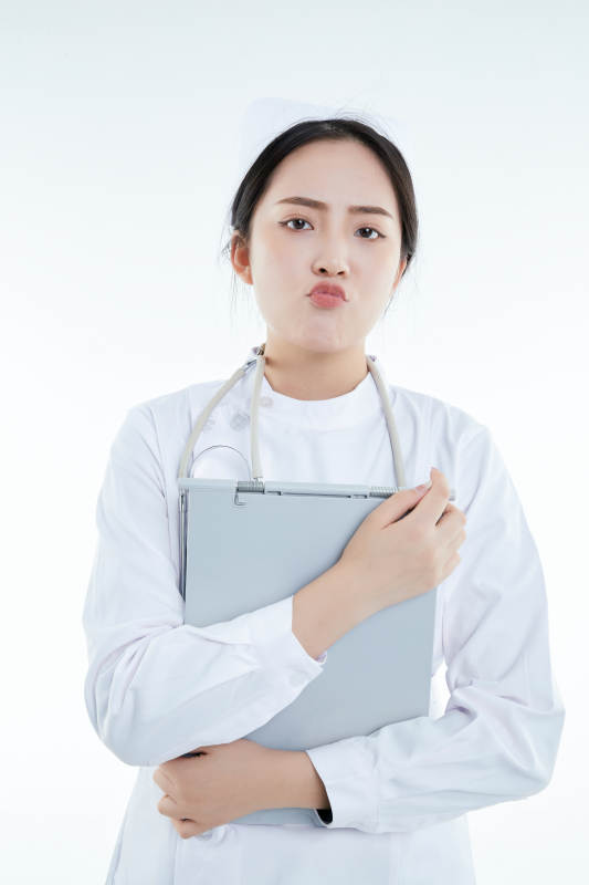 白背景里穿护士服手持病历夹的美女护士图片