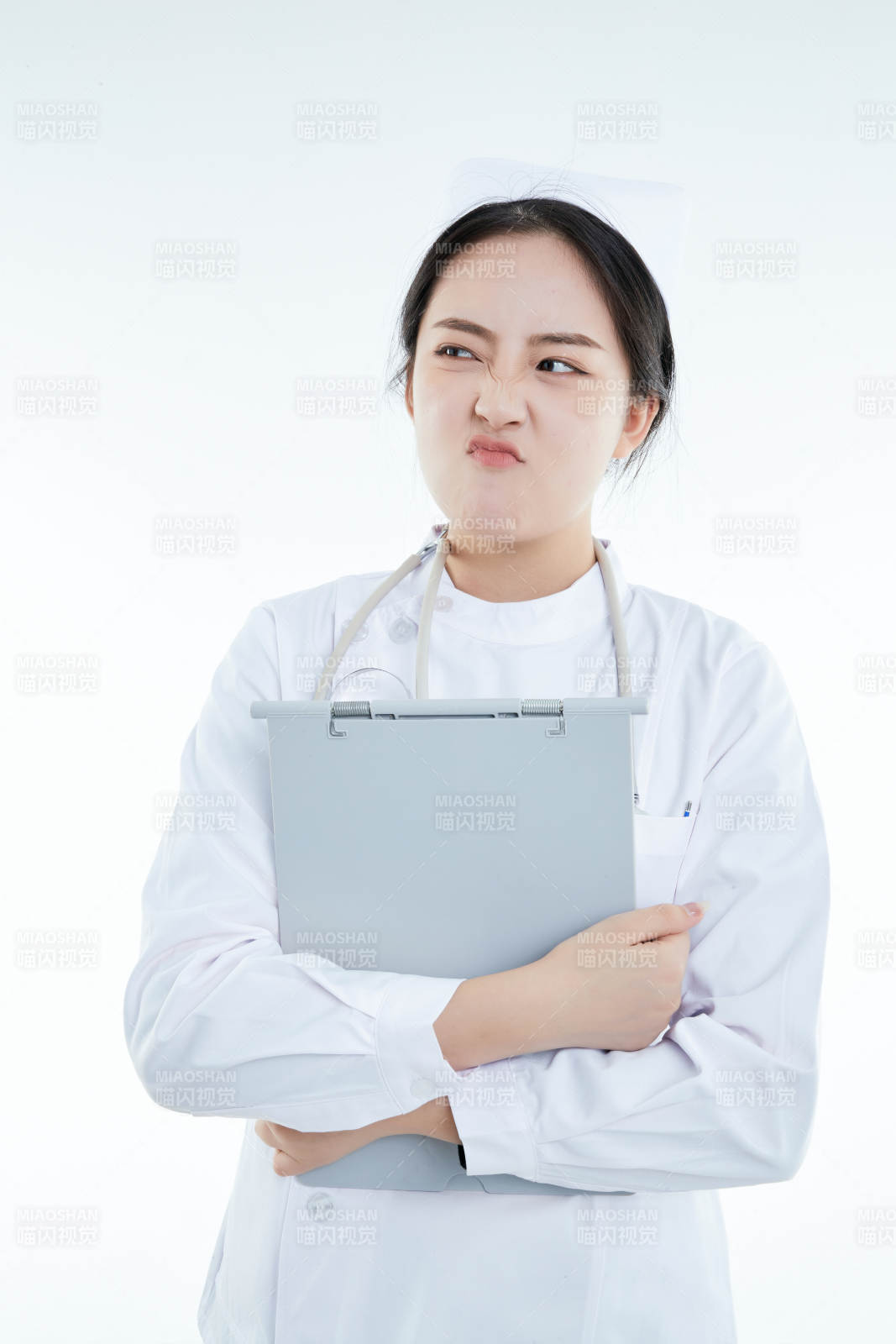 白背景里穿护士服手持病历夹的美女护士图片