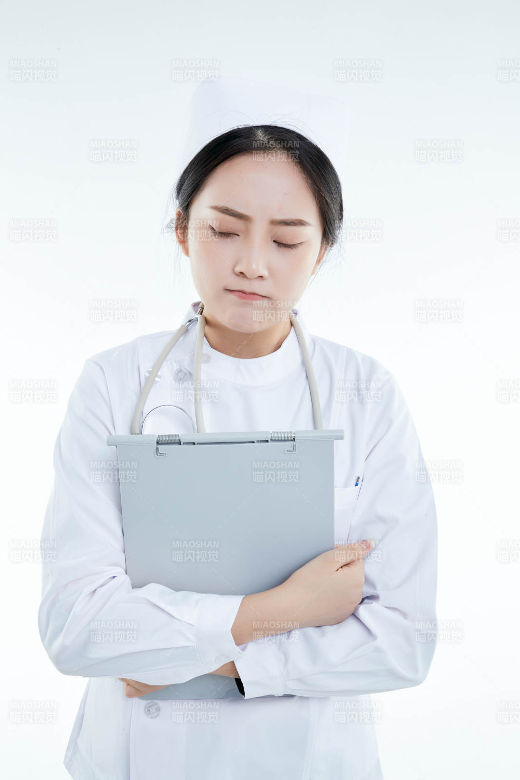 白背景里穿护士服手持病历夹的美女护士图片