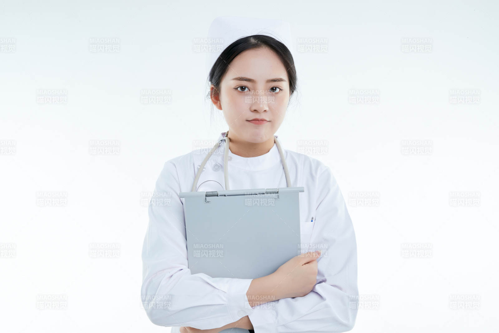 白背景里穿护士服手持病历夹的美女护士图片