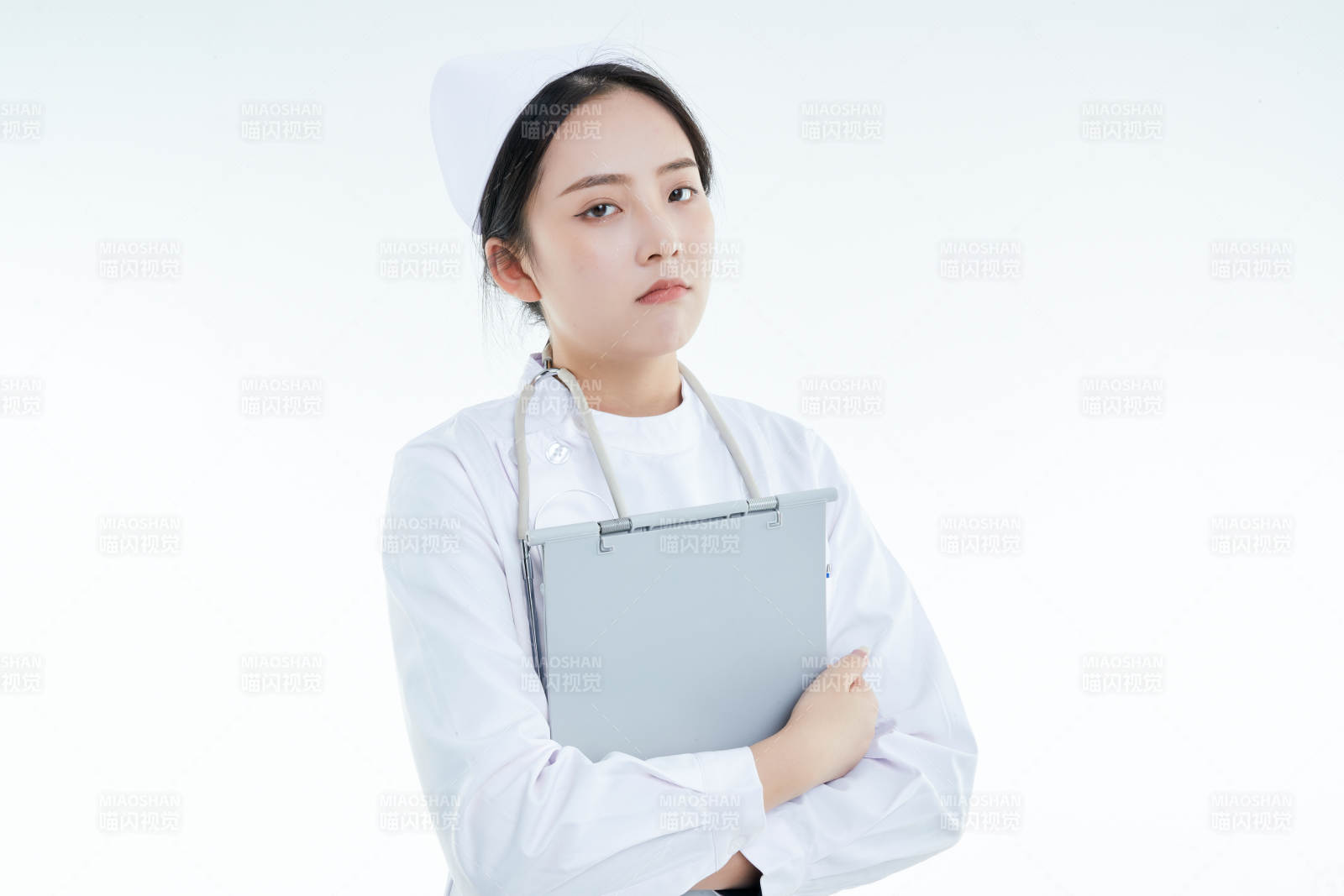 白背景里穿护士服手持病历夹的美女护士图片