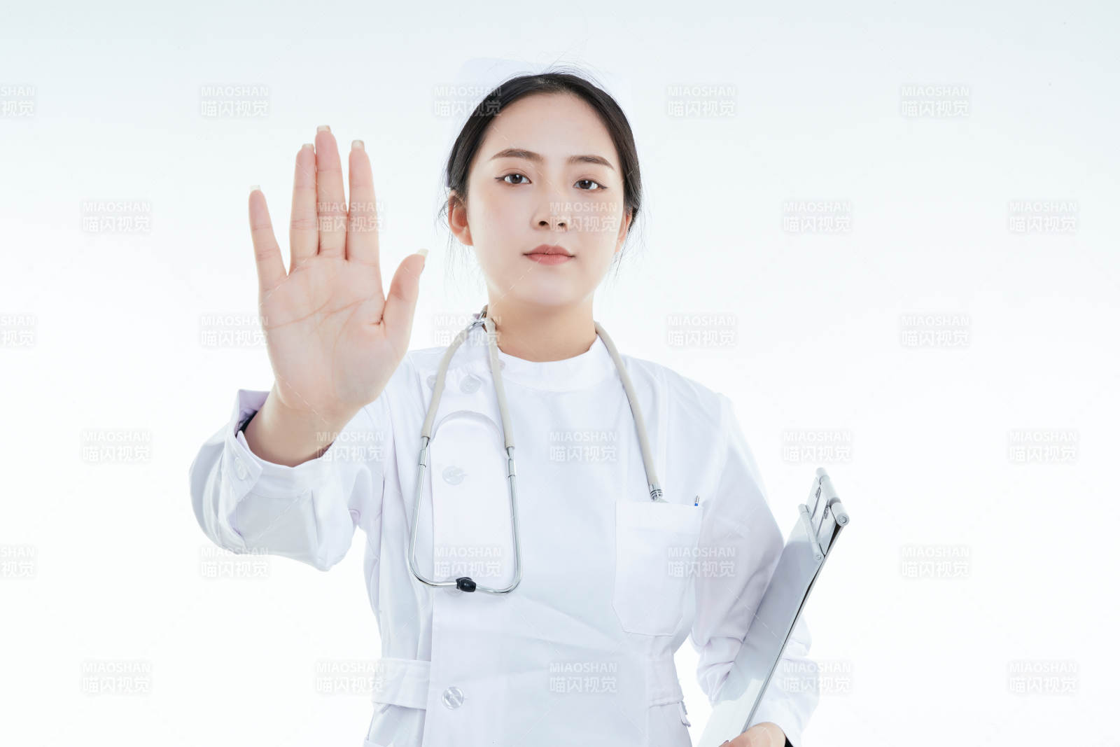 白背景里穿护士服手持病历夹的美女护士图片