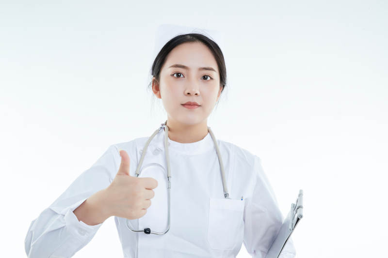 白背景里穿护士服手持病历夹的美女护士图片