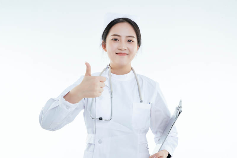 白背景里穿护士服手持病历夹的美女护士图片