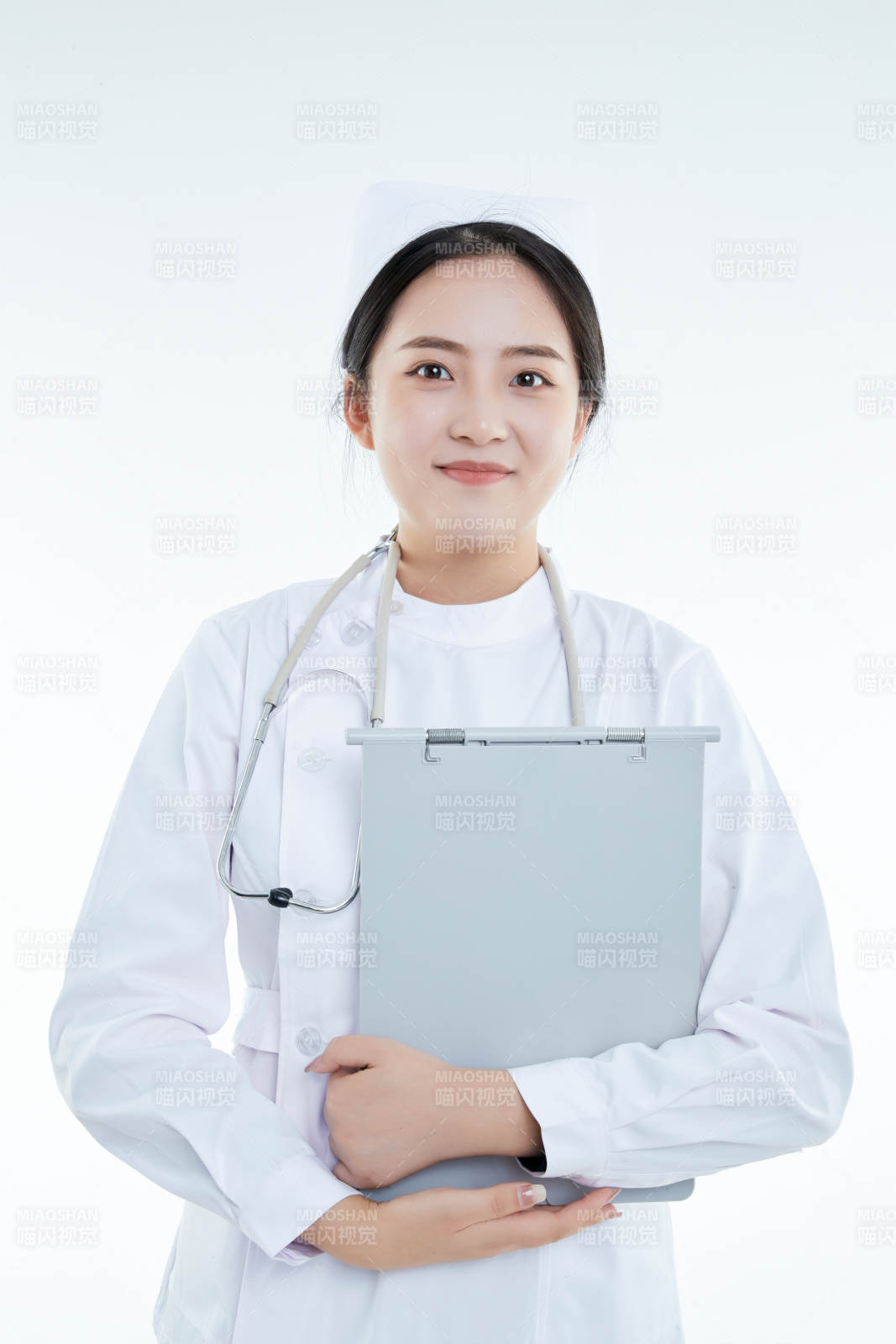 白背景里穿护士服手持病历夹的美女护士图片