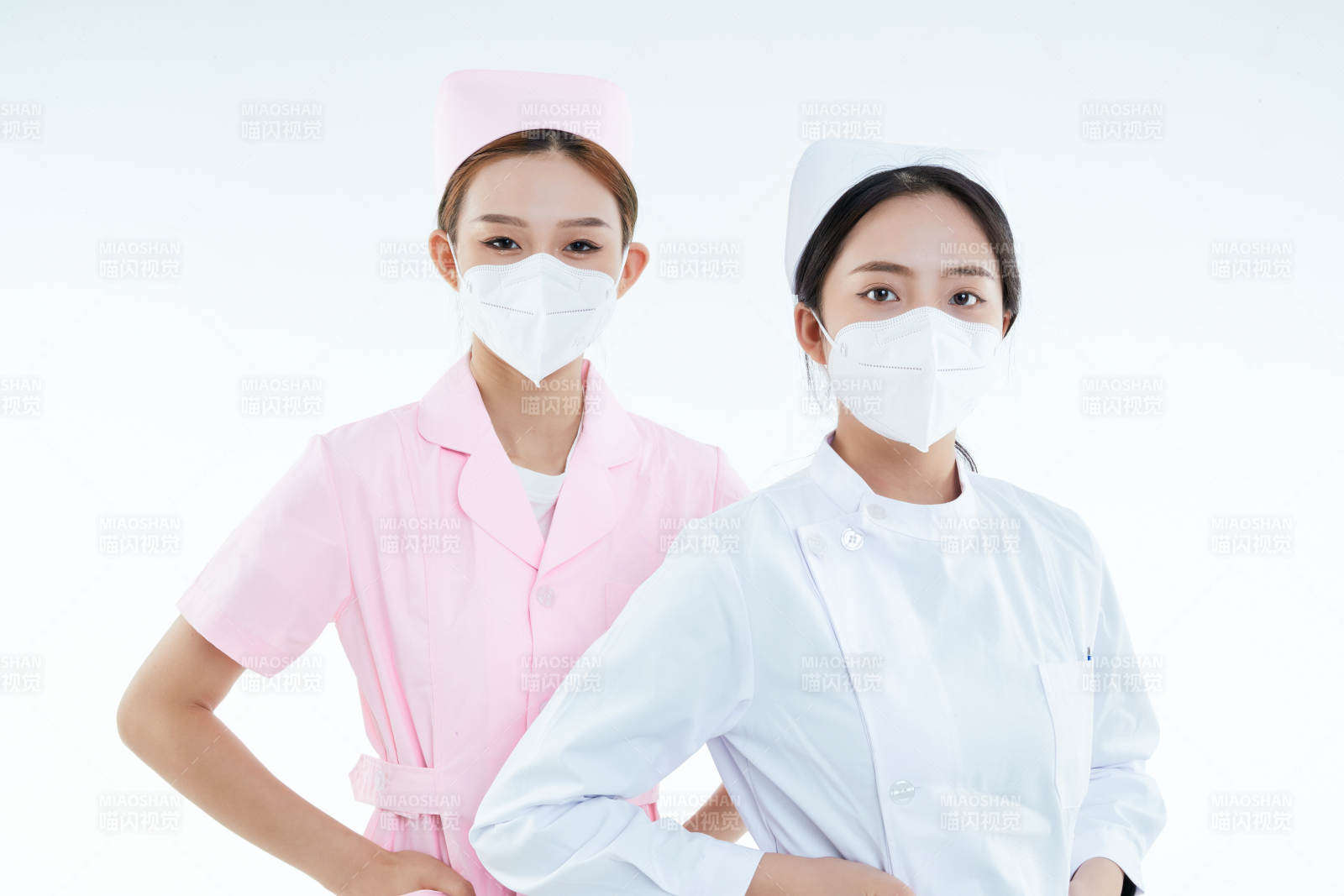 两位亚洲年轻女性医护人员图片