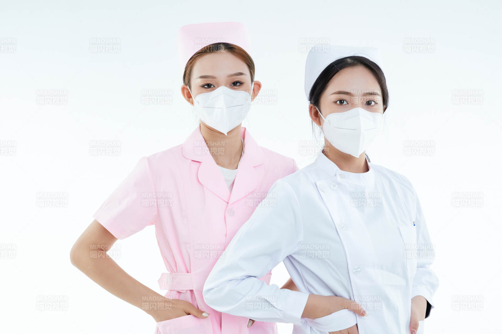 两位亚洲年轻女性医护人员图片