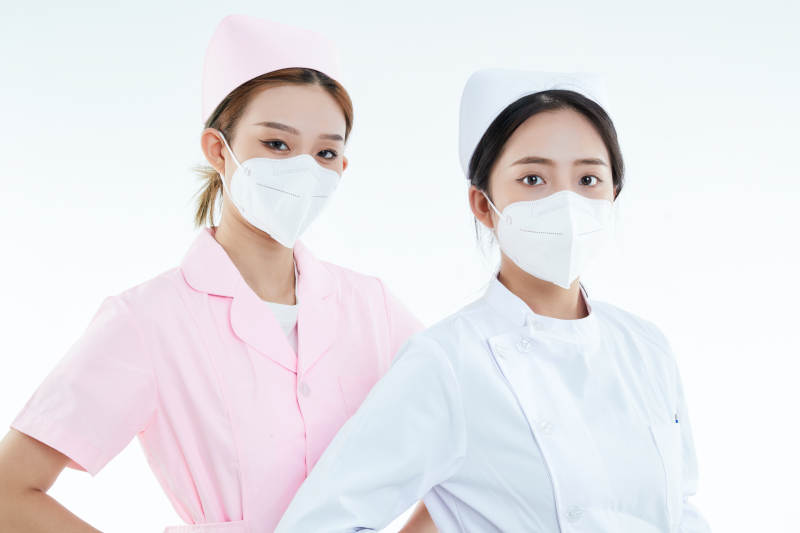 两位亚洲年轻女性医护人员图片