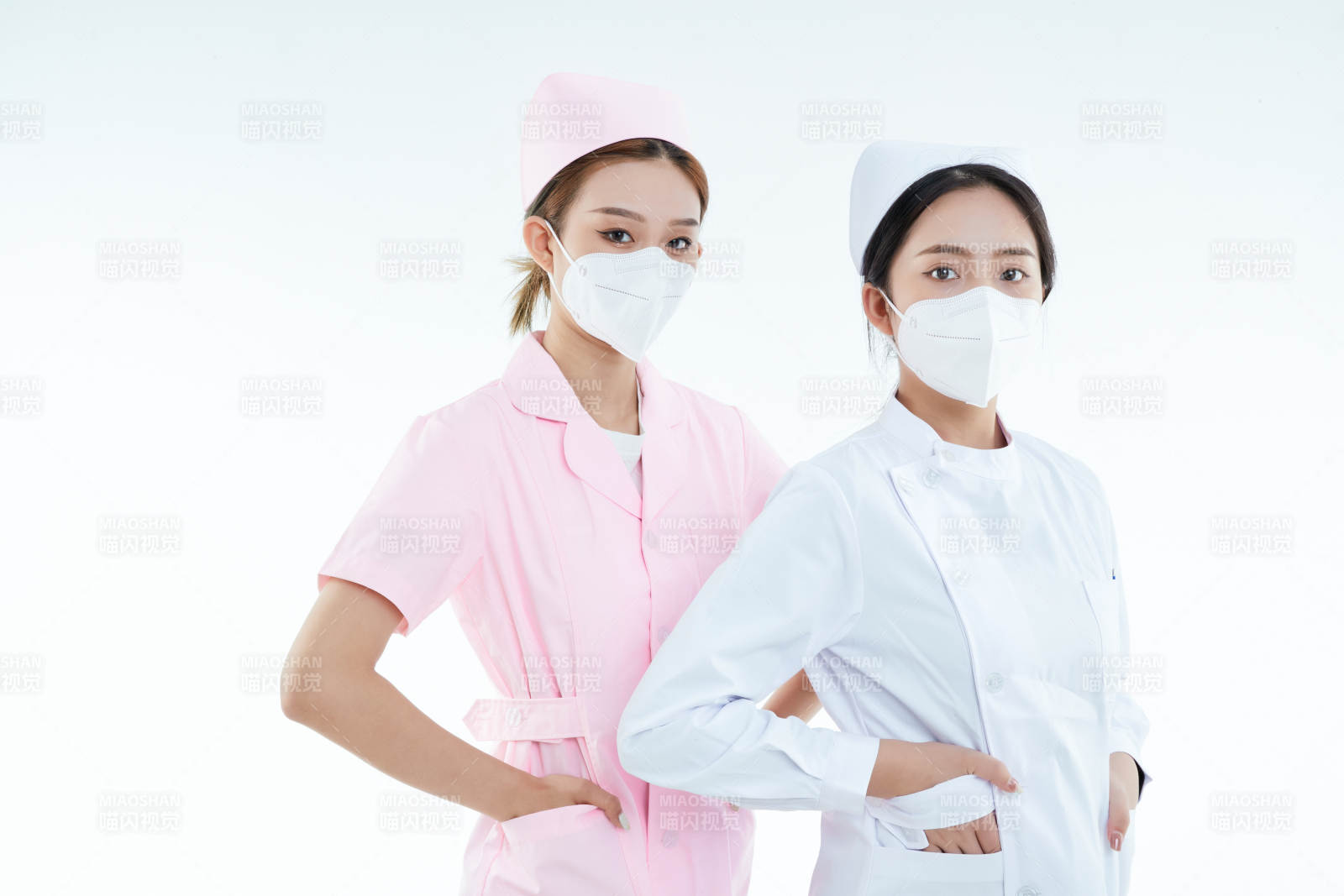 两位亚洲年轻女性医护人员图片