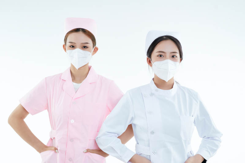 两位亚洲年轻女性医护人员图片