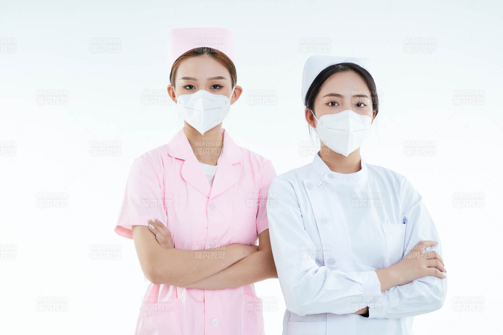 两位亚洲年轻女性医护人员图片