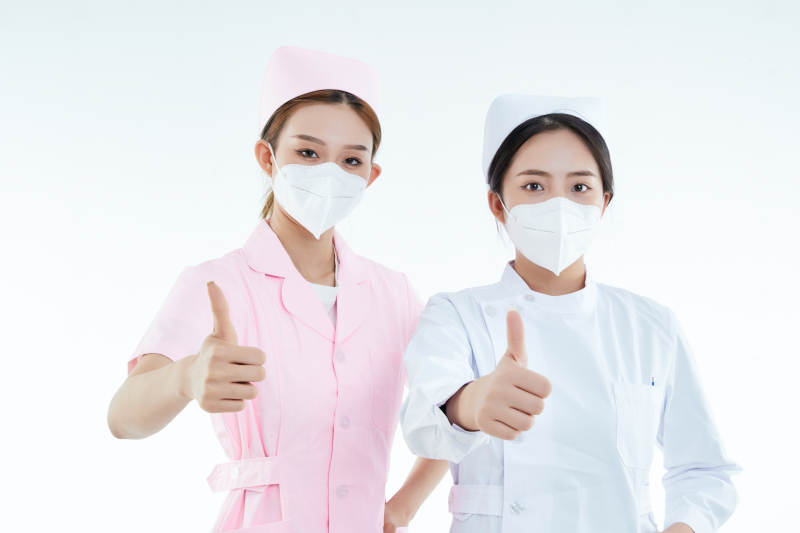 两位亚洲年轻女性医护人员图片