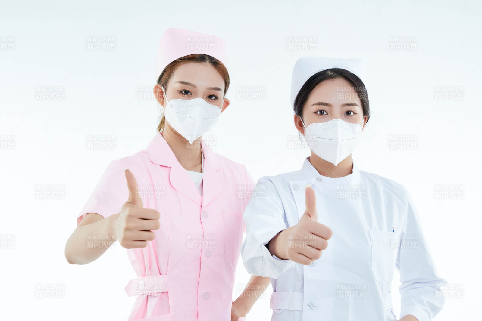 两位亚洲年轻女性医护人员图片