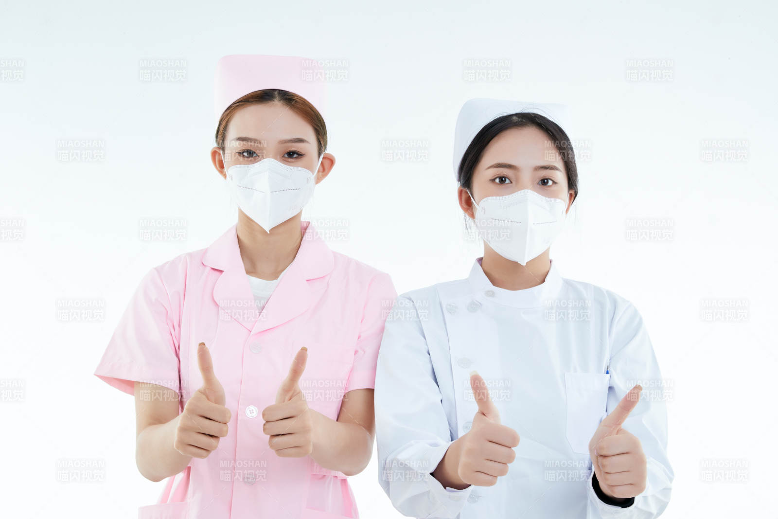 两位亚洲年轻女性医护人员图片