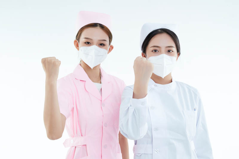 两位亚洲年轻女性医护人员图片