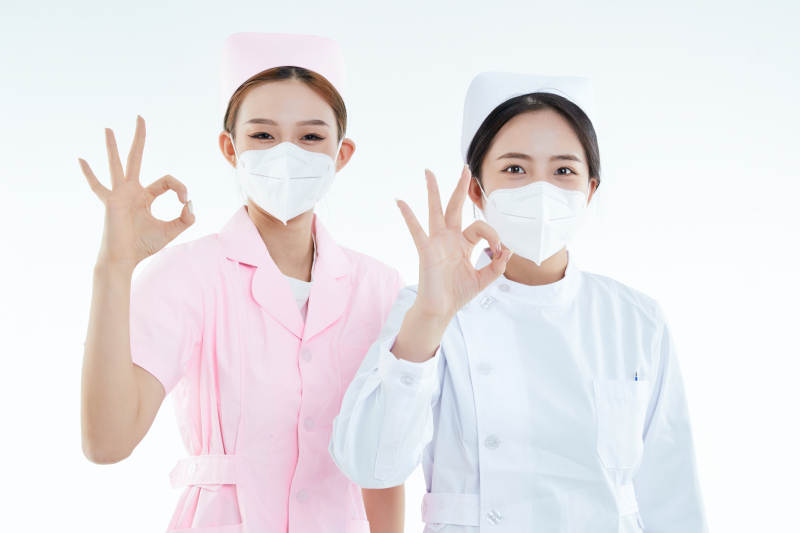 两位亚洲年轻女性医护人员图片