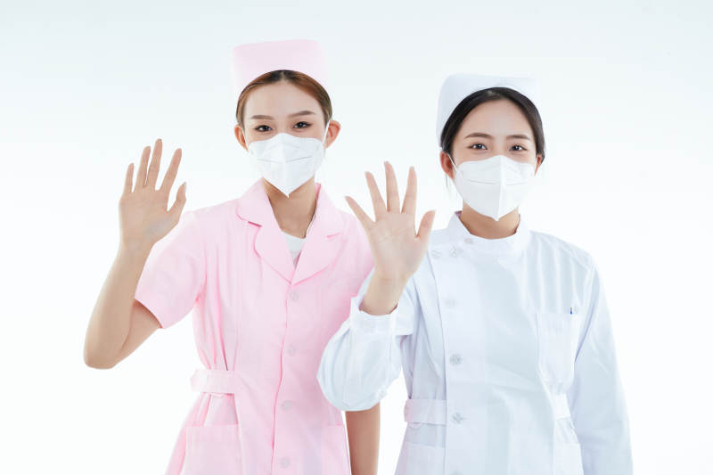 两位亚洲年轻女性医护人员图片