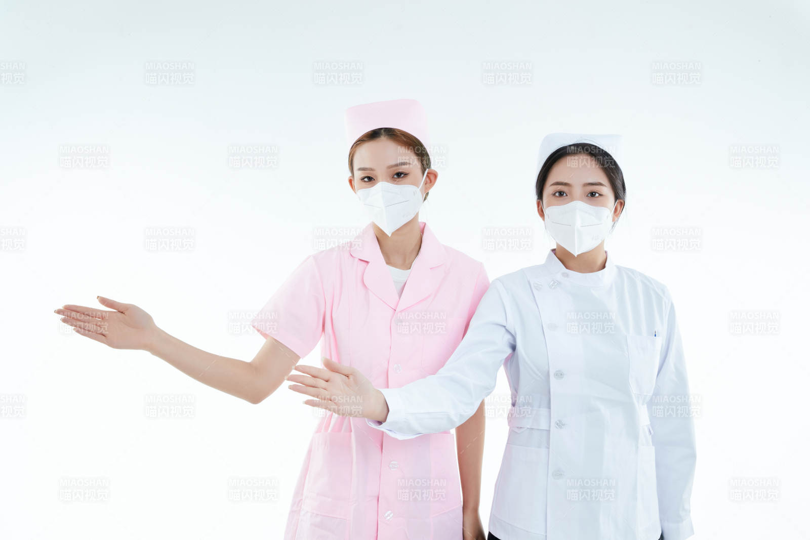 两位亚洲年轻女性医护人员图片