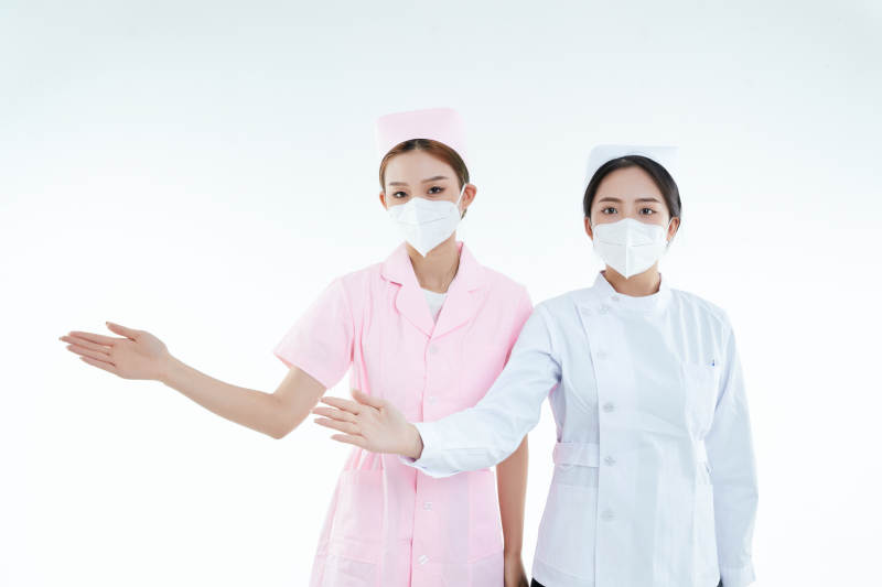 两位亚洲年轻女性医护人员图片