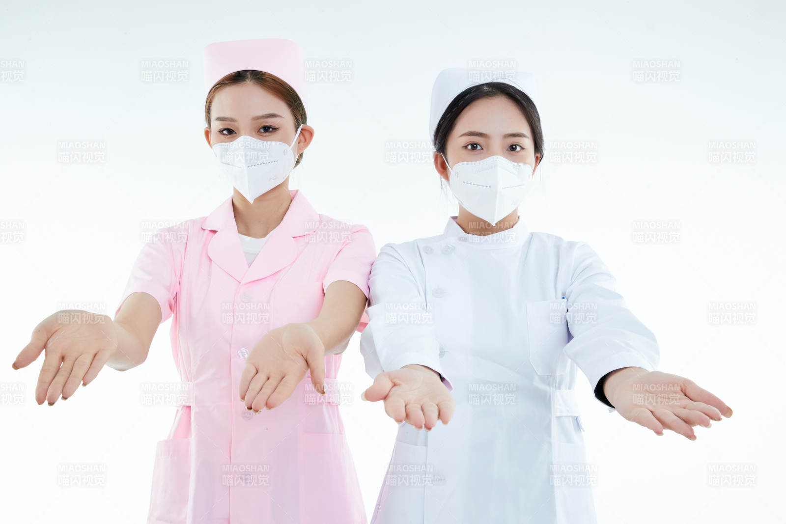 两位亚洲年轻女性医护人员图片