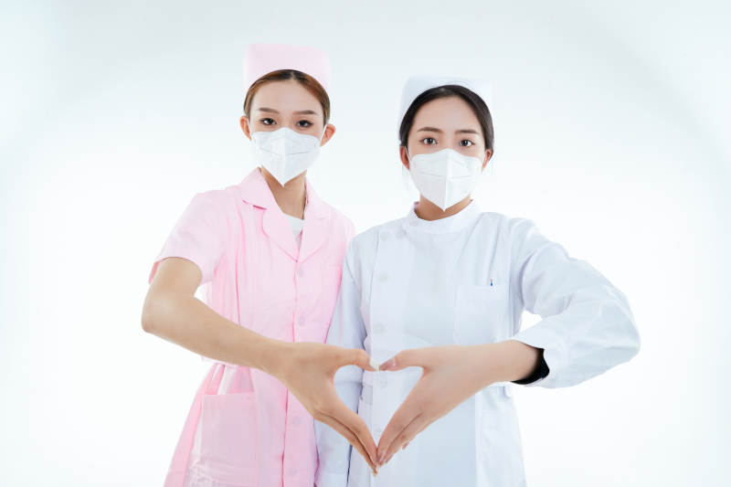 两位亚洲年轻女性医护人员图片