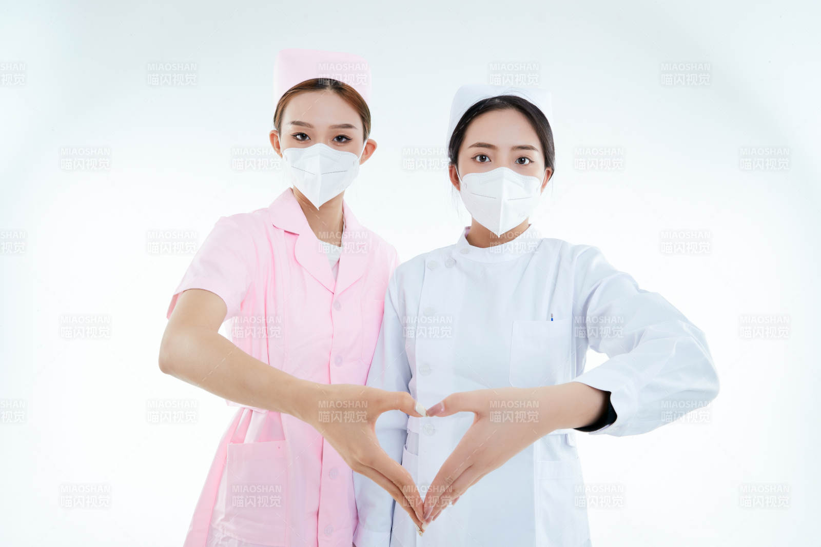 两位亚洲年轻女性医护人员图片