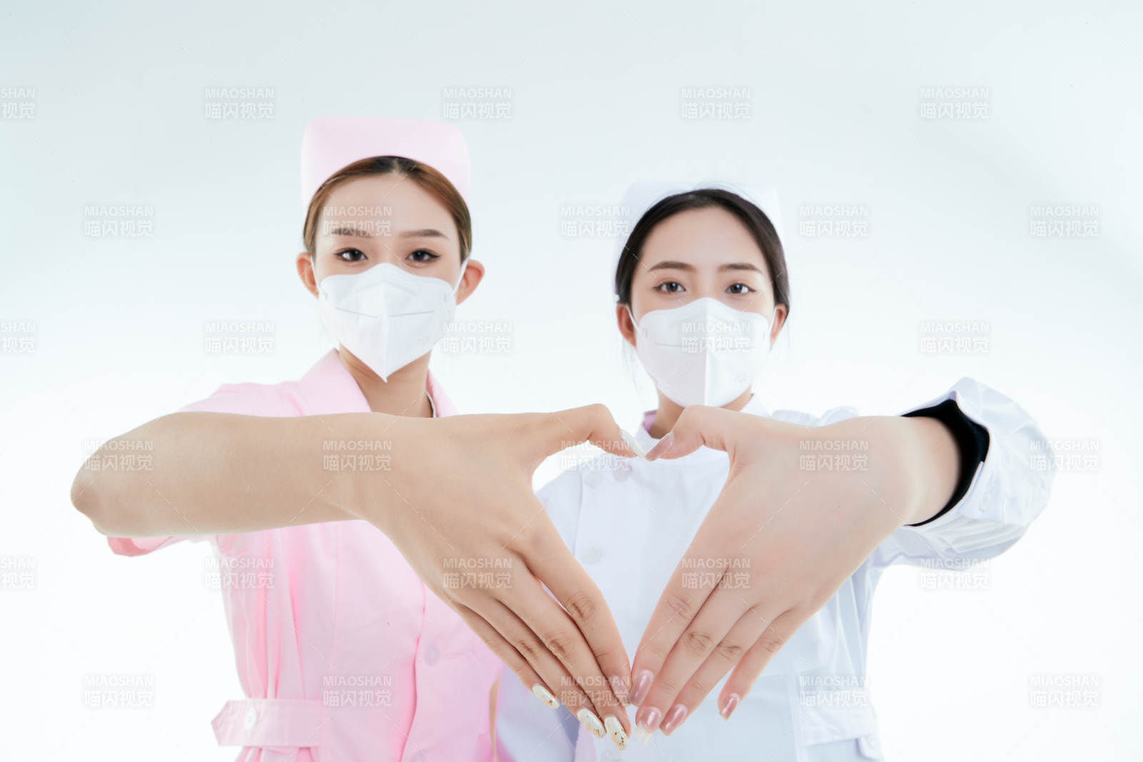 两位亚洲年轻女性医护人员图片