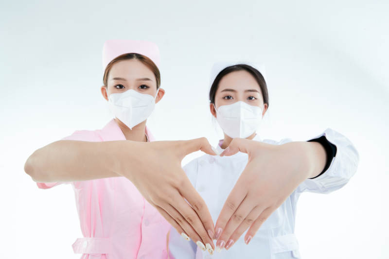 两位亚洲年轻女性医护人员图片