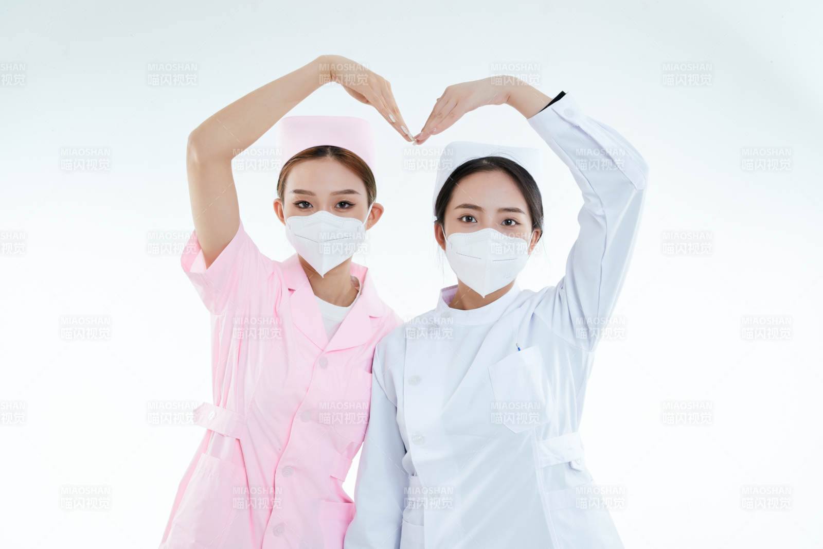 两位亚洲年轻女性医护人员图片