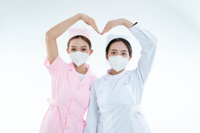 两位亚洲年轻女性医护人员图片