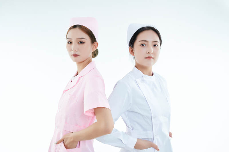 两位亚洲年轻女性医护人员图片