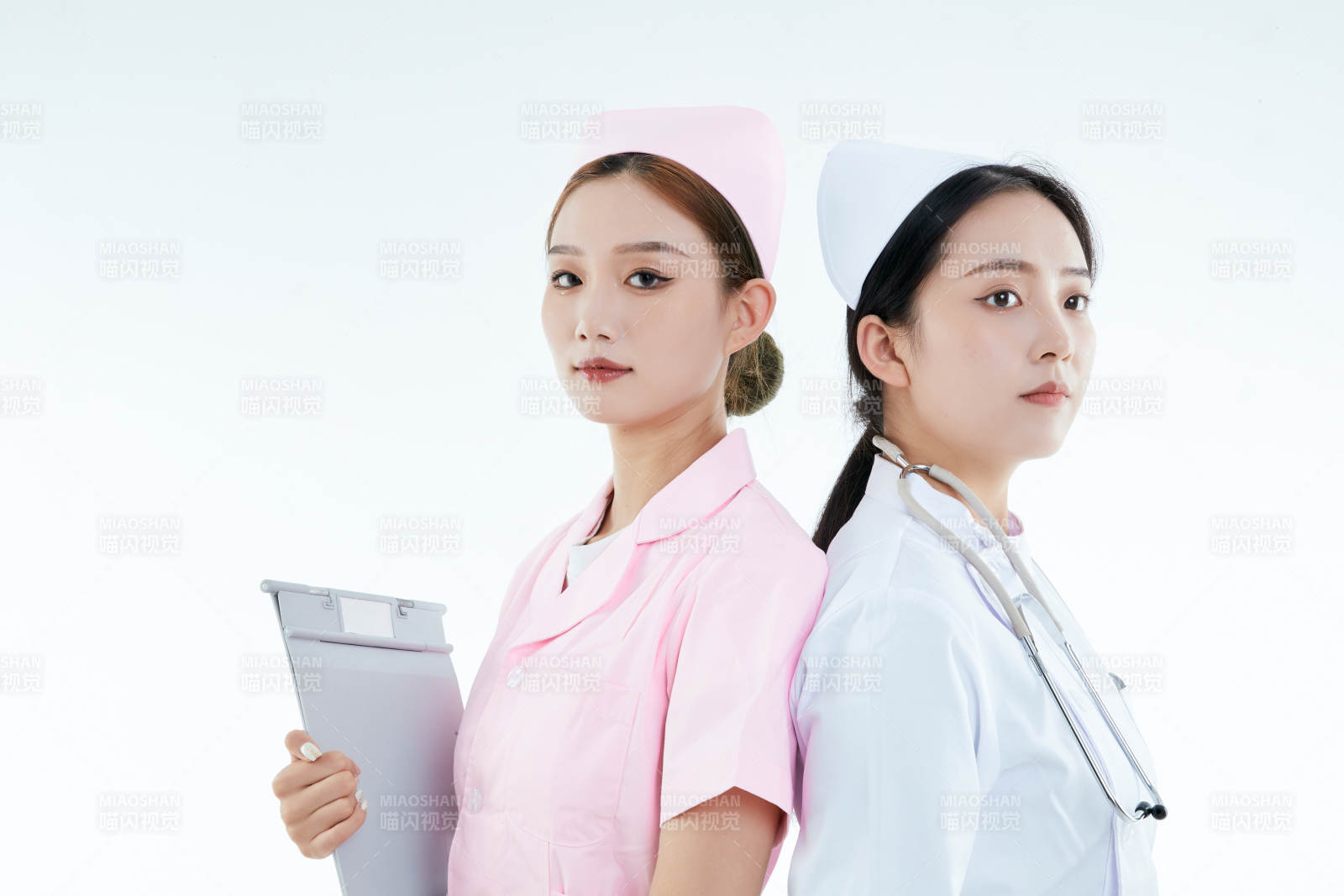 两位亚洲年轻女性医护人员图片