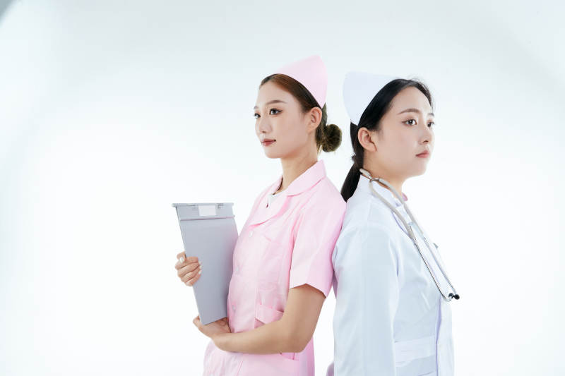 两位亚洲年轻女性医护人员图片