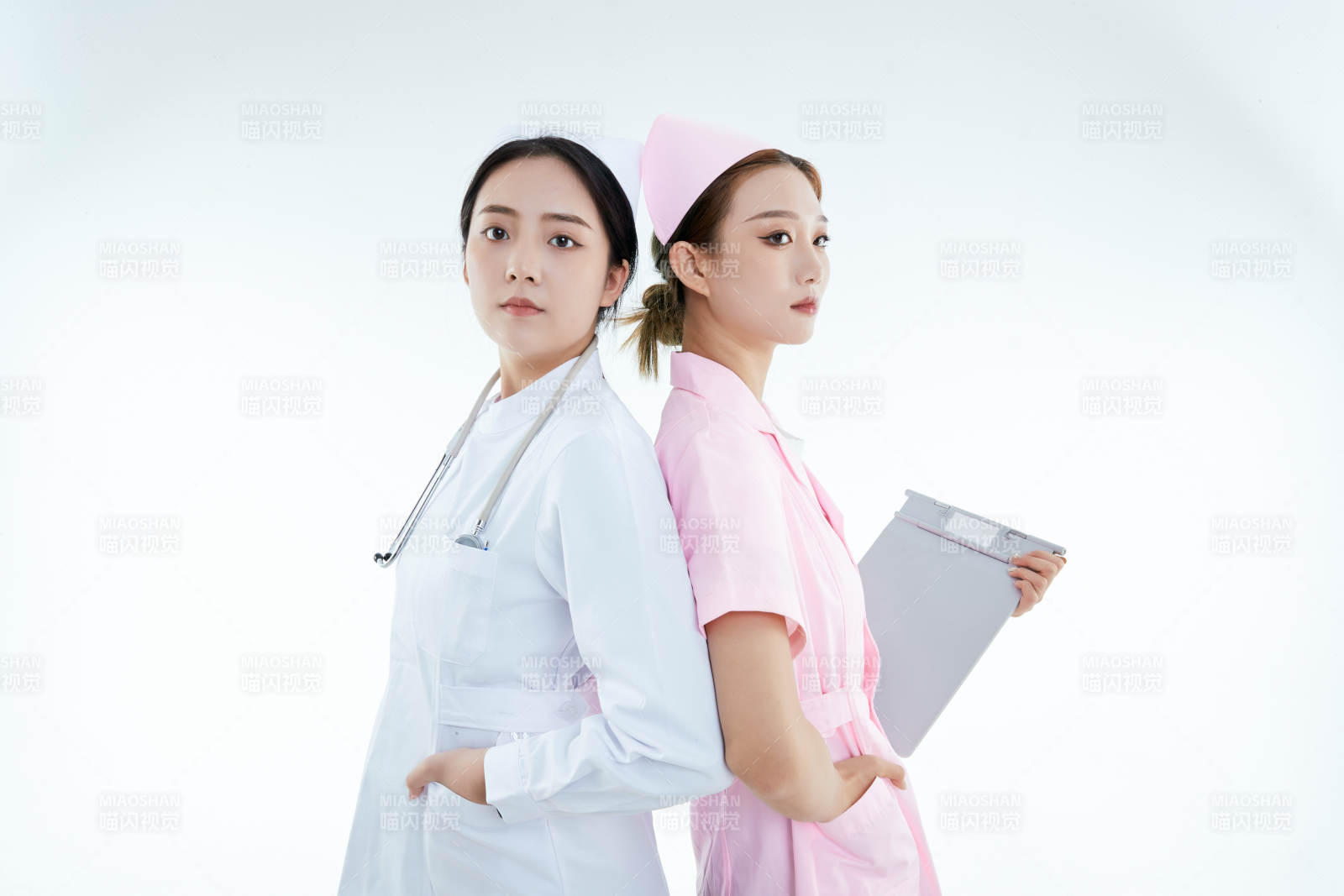 两位亚洲年轻女性医护人员图片