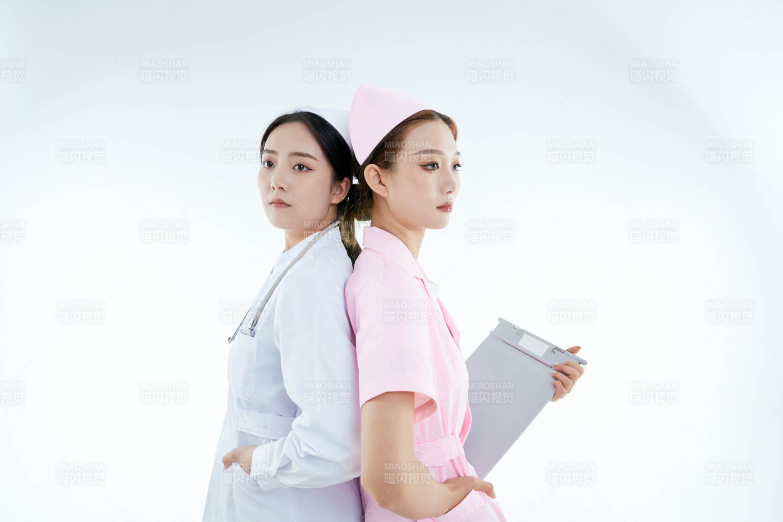 两位亚洲年轻女性医护人员图片