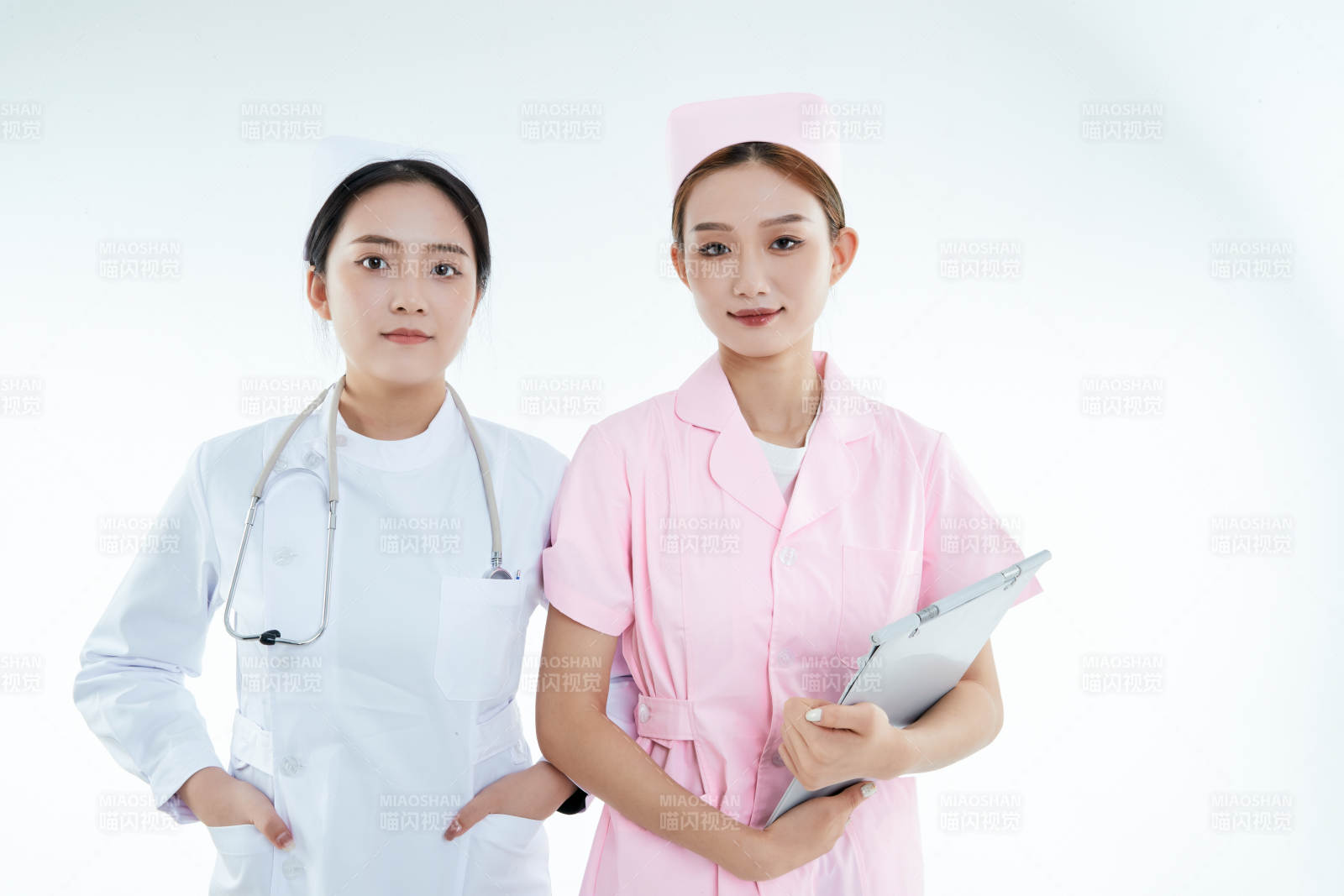 两位亚洲年轻女性医护人员图片