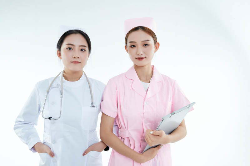 两位亚洲年轻女性医护人员图片