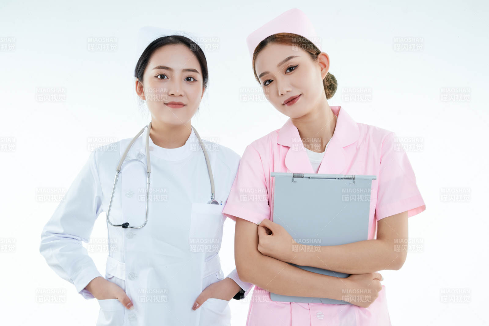 两位亚洲年轻女性医护人员图片