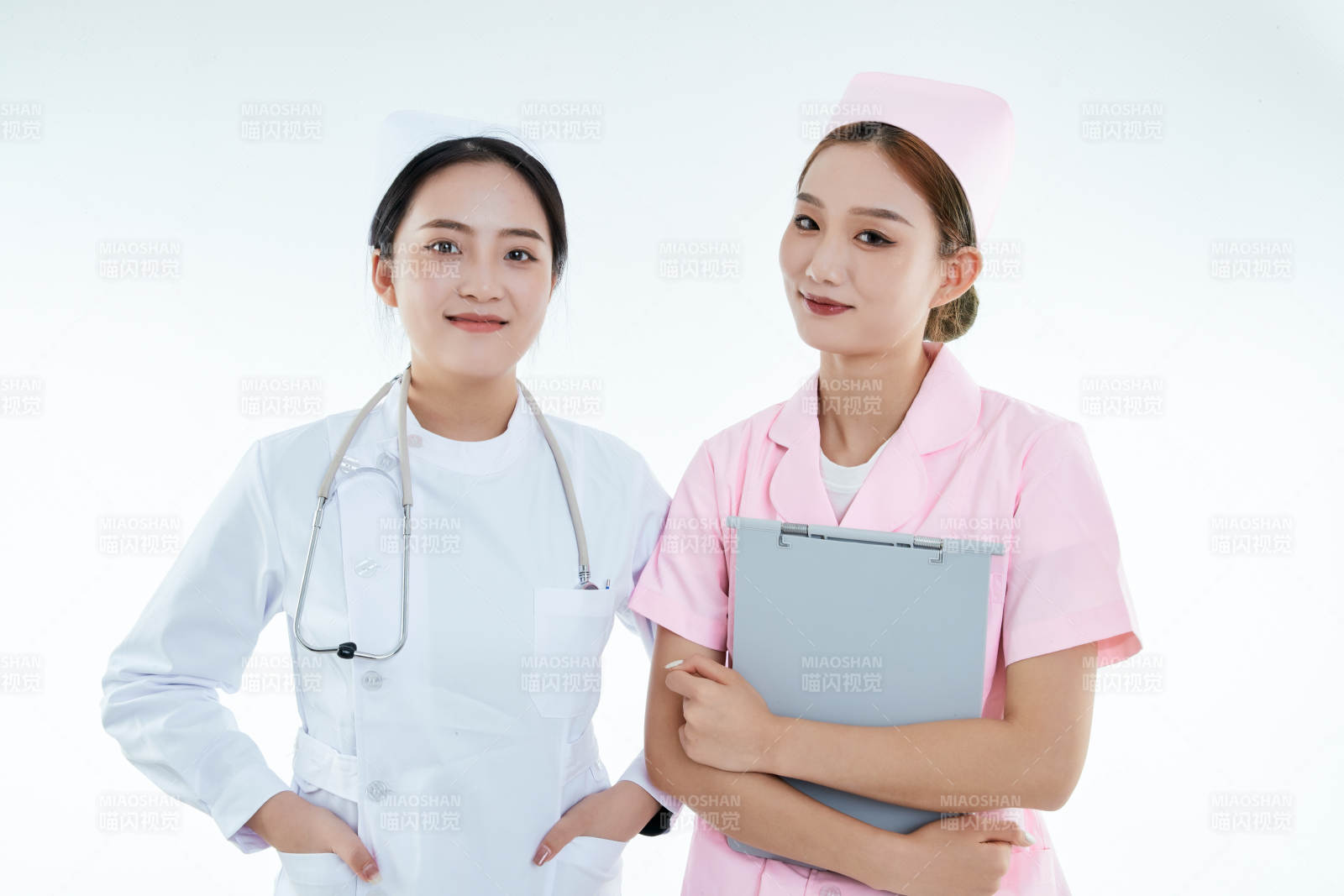 两位亚洲年轻女性医护人员图片