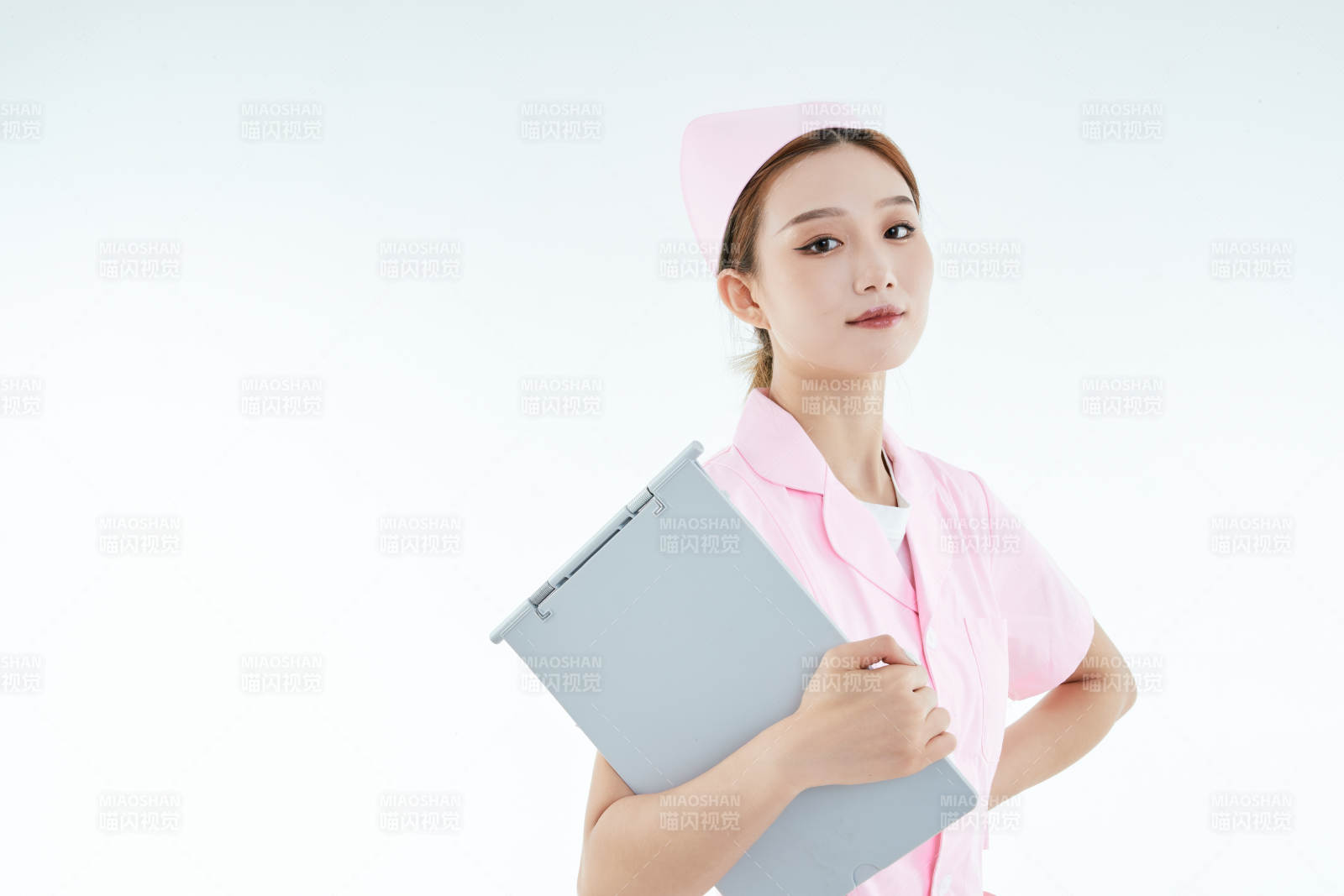 白背景里穿护士服手持病历夹的美女护士图片