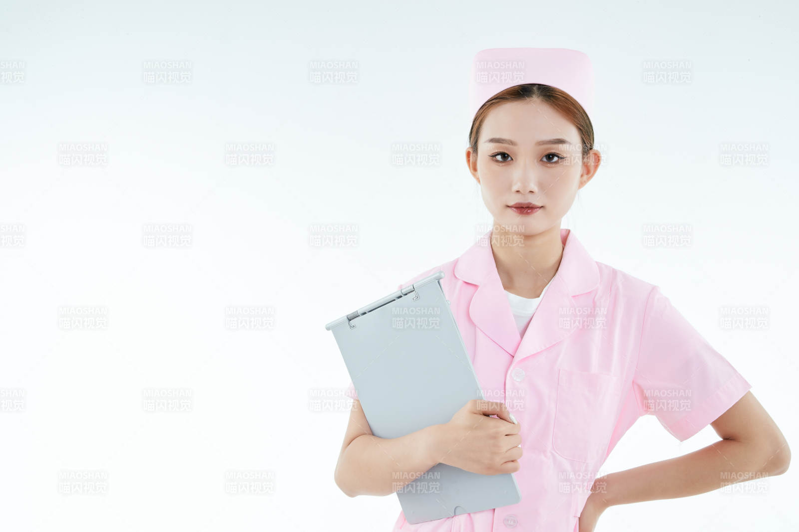 白背景里穿护士服手持病历夹的美女护士图片