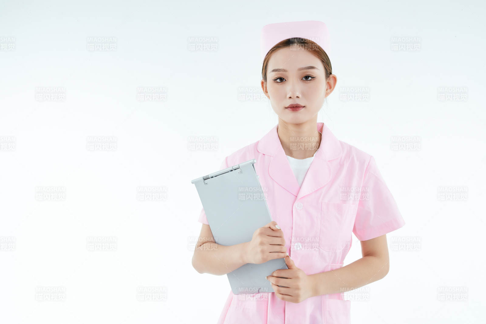 白背景里穿护士服手持病历夹的美女护士图片