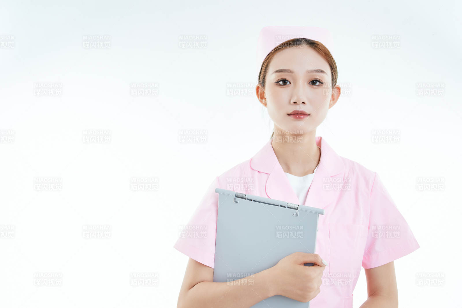 白背景里穿护士服手持病历夹的美女护士图片