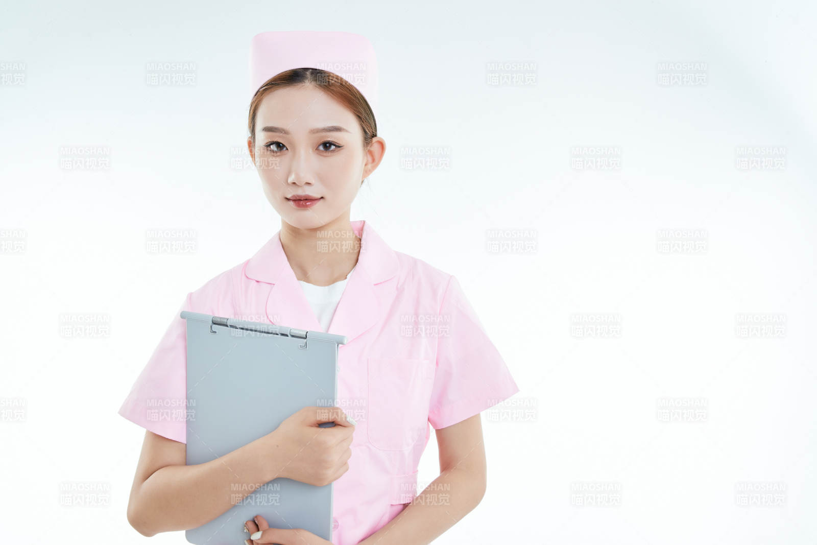 白背景里穿护士服手持病历夹的美女护士图片