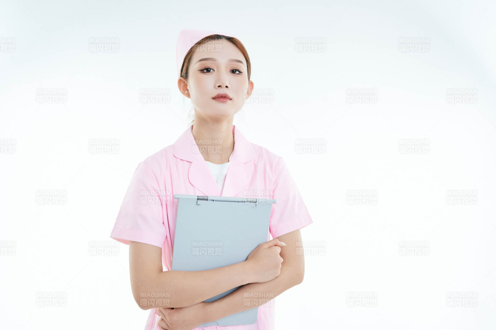 白背景里穿护士服手持病历夹的美女护士图片