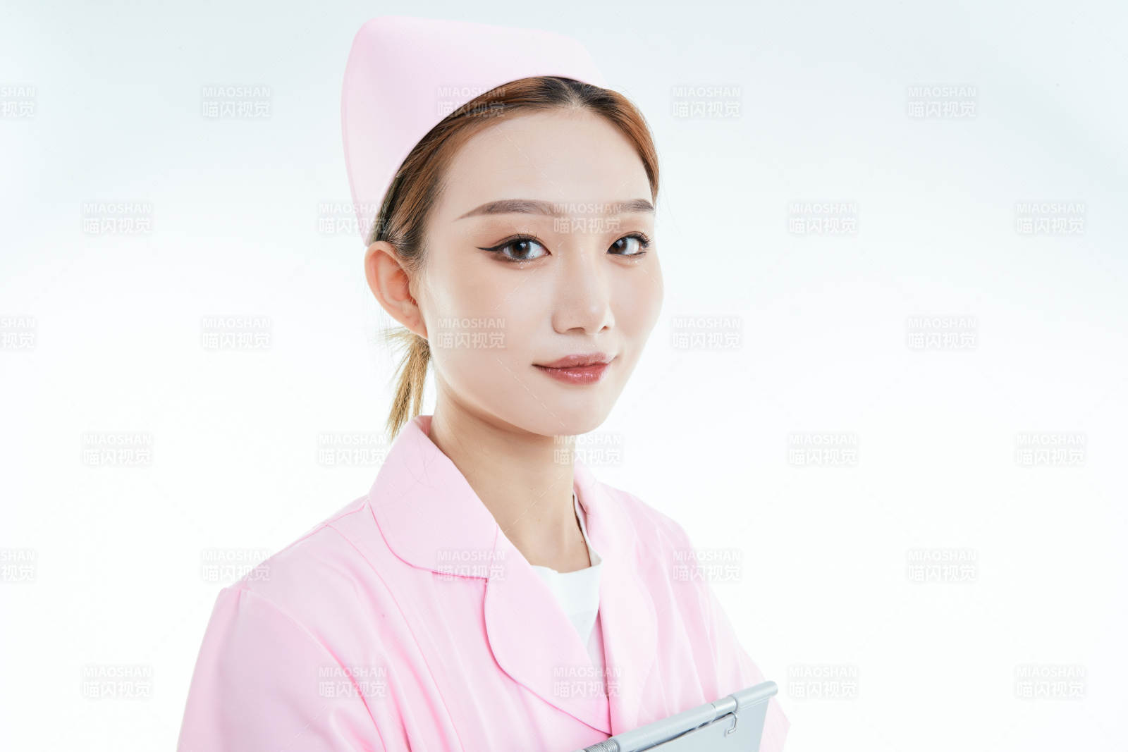 白背景里穿护士服手持病历夹的美女护士图片