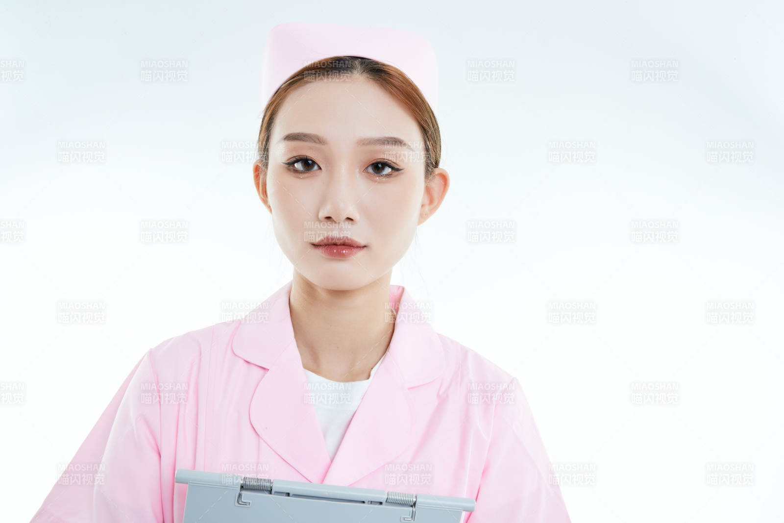白背景里穿护士服手持病历夹的美女护士图片