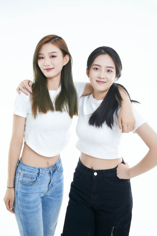 影棚拍摄白色背景的可爱闺蜜少女图片