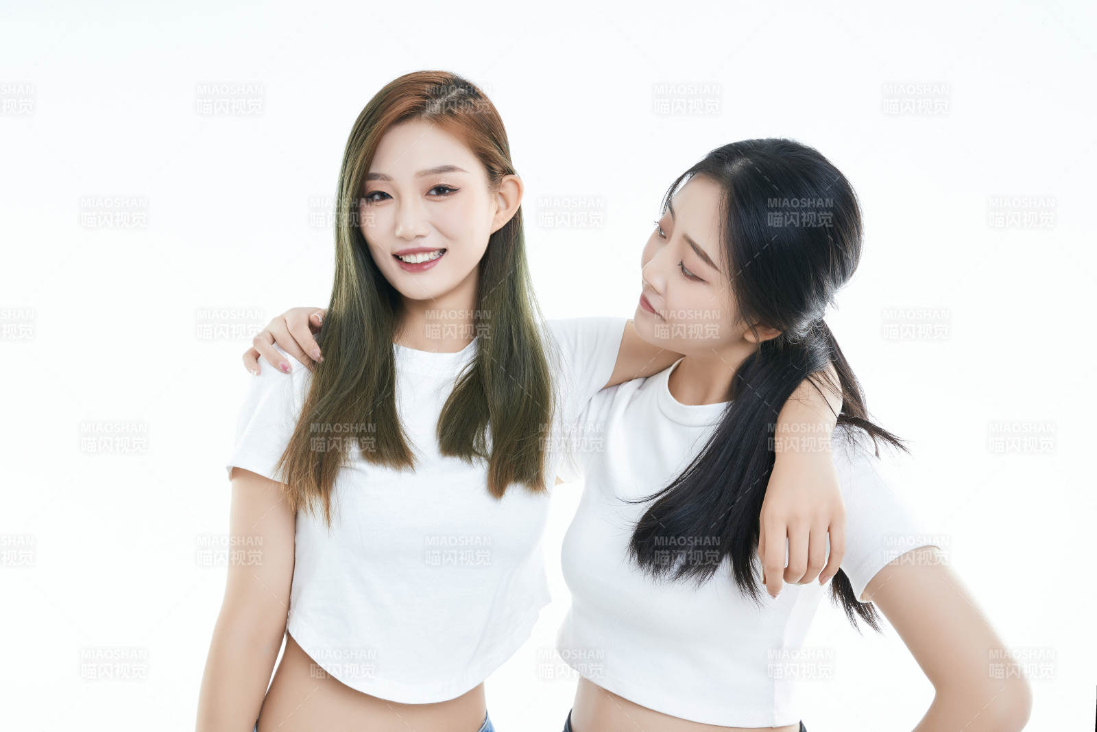 影棚拍摄白色背景的可爱闺蜜少女图片