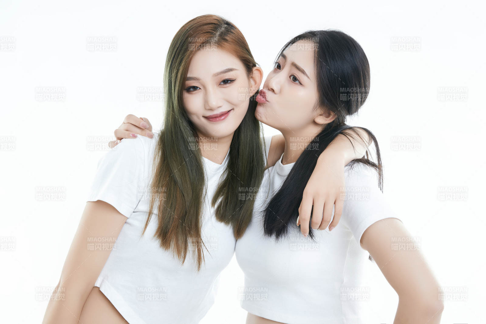 影棚拍摄白色背景的可爱闺蜜少女图片